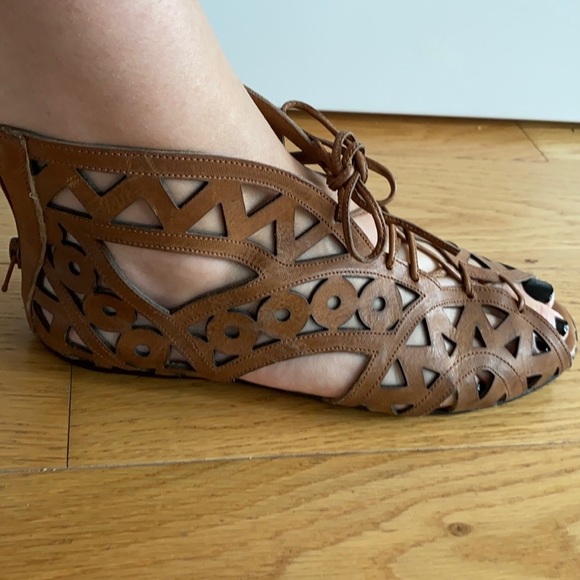 Tan gladiator style flat sandals - Picture 6 of 6